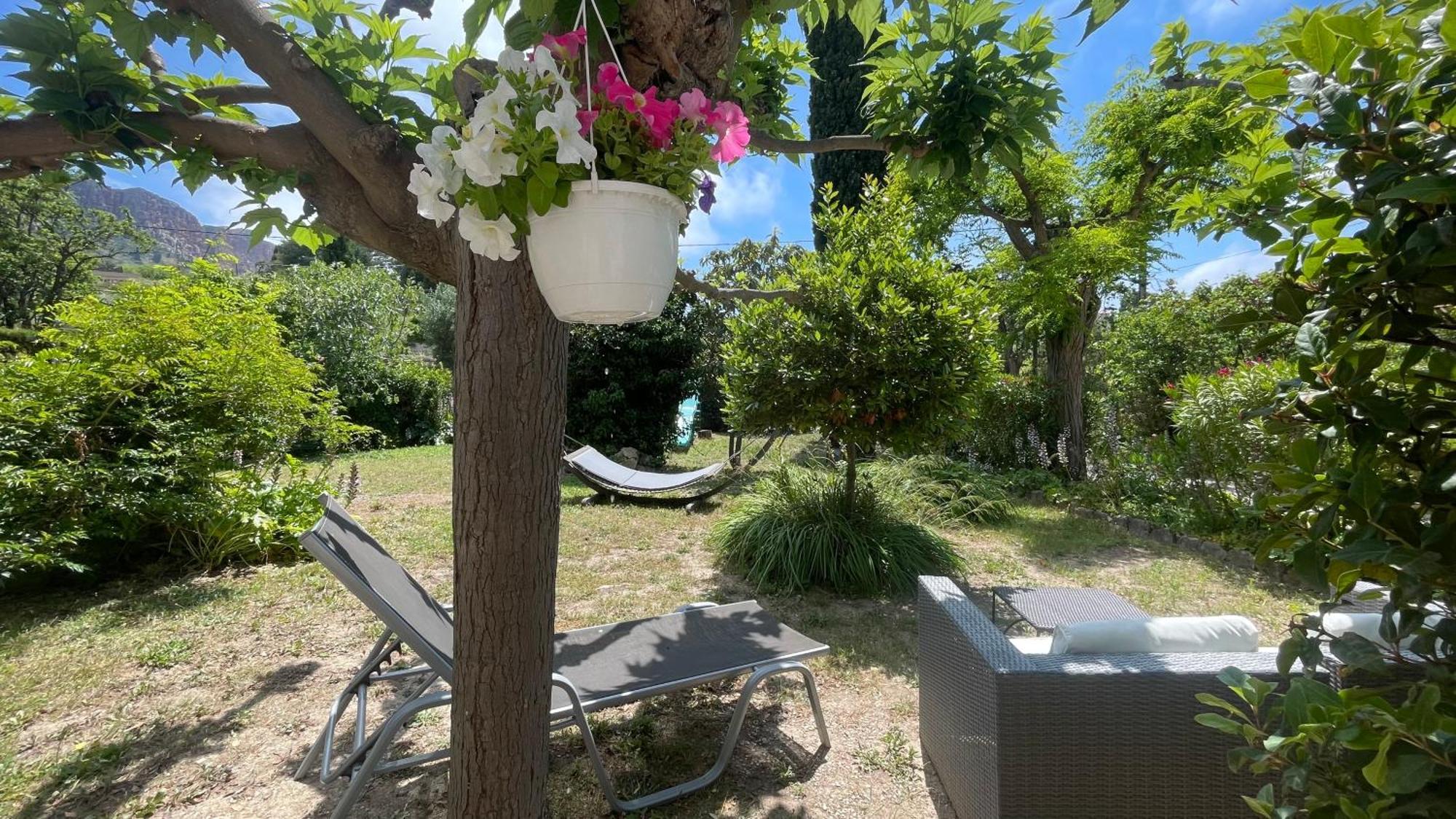 Large Private Garden, Quiet 2-Bedroom Apartment, Air Conditioning, Wifi, Parking Cassis Eksteriør bilde